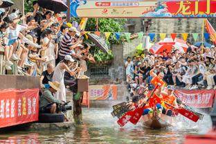 超高人气！泰山队亚冠凯旋抵达北京，球迷接机高歌呐喊